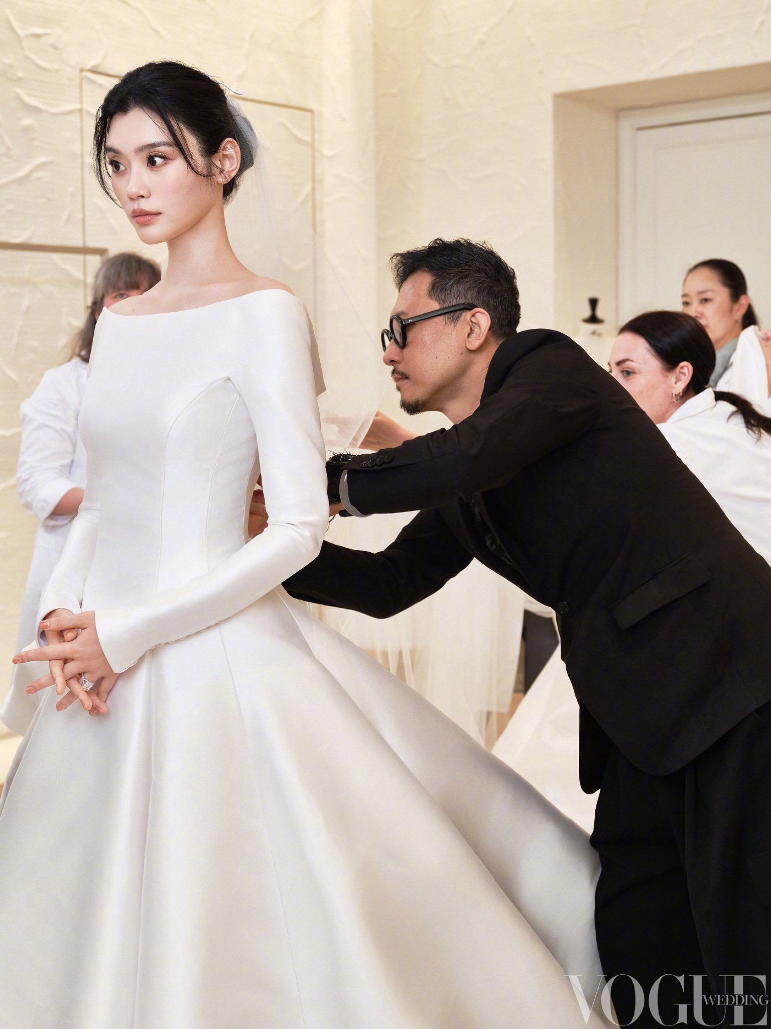 Đ&aacute;m cưới thượng lưu 1.000 tỷ hot nhất showbiz h&ocirc;m nay bị "b&oacute;c mẽ": V&aacute;y cưới thủ c&ocirc;ng nghi l&agrave; đồ đi xin, sảnh tiệc thu&ecirc; chưa đến 2 tỷ- Ảnh 7.