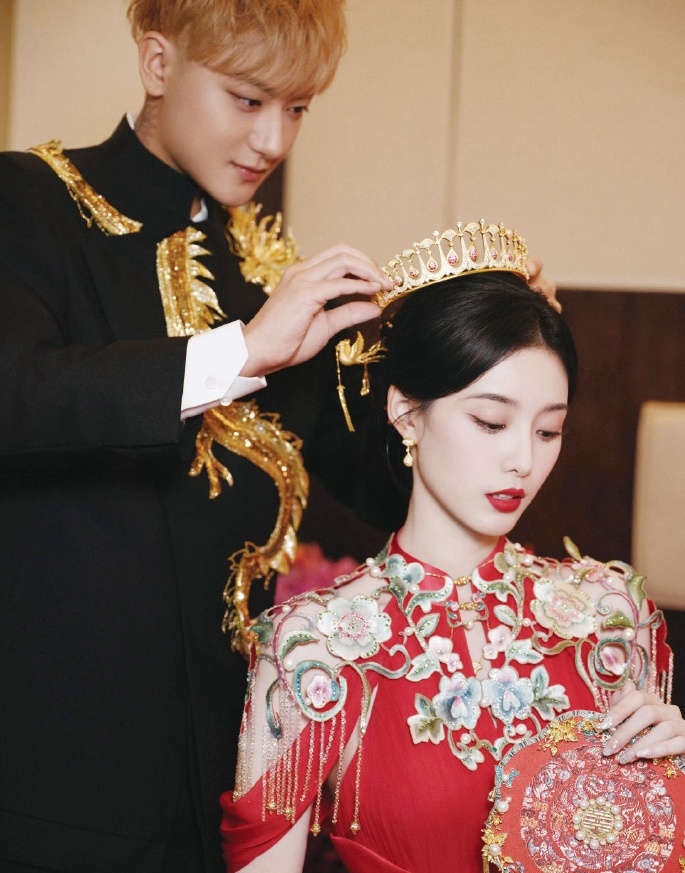 Đ&aacute;m cưới thượng lưu 1.000 tỷ hot nhất showbiz h&ocirc;m nay bị "b&oacute;c mẽ": V&aacute;y cưới thủ c&ocirc;ng nghi l&agrave; đồ đi xin, sảnh tiệc thu&ecirc; chưa đến 2 tỷ- Ảnh 13.