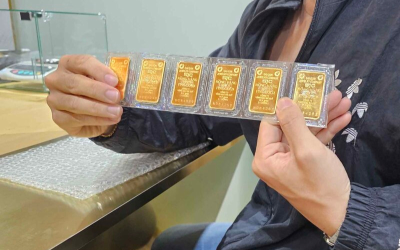 Cảnh tượng lạ tr&ecirc;n phố Cầu Giấy ng&agrave;y gi&aacute; v&agrave;ng 15,75 triệu/chỉ- Ảnh 8.