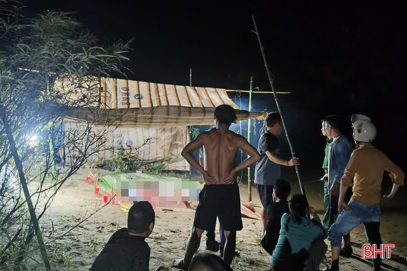 Hiện trường thương tâm vụ lật thuyền trên sông Ngàn Phố khiến 4 người trong một gia đình tử vong- Ảnh 2. Hiện trường thương tâm vụ lật thuyền trên sông Ngàn Phố khiến 4 người trong một gia đình tử vong- Ảnh 2.