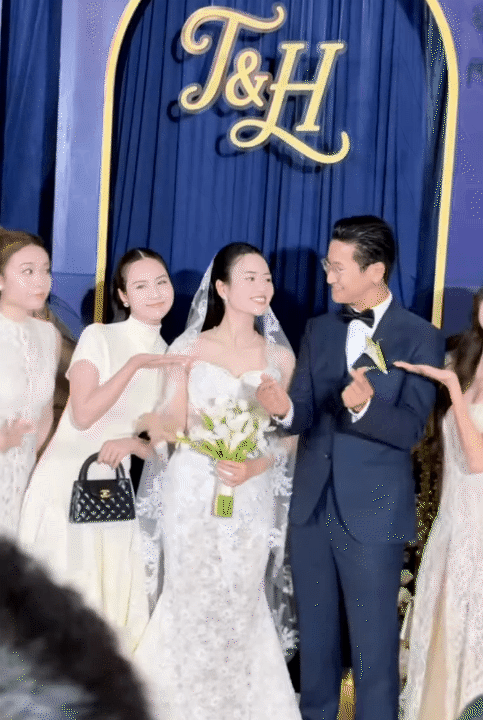 Đ&aacute;m cưới Việt Hoa: Một nữ diễn vi&ecirc;n VTV diện đầm kh&aacute;c biệt, đơn giản nhẹ nh&agrave;ng vẫn nổi bật sắc v&oacute;c cao sang ở tuổi 36- Ảnh 4.