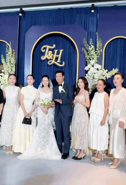 Đ&aacute;m cưới Việt Hoa: Một nữ diễn vi&ecirc;n VTV diện đầm kh&aacute;c biệt, đơn giản nhẹ nh&agrave;ng vẫn nổi bật sắc v&oacute;c cao sang ở tuổi 36- Ảnh 1.