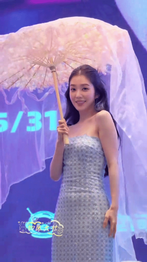 "Đệ nhất mỹ nh&acirc;n showbiz": Chỉ cao 1m58 vẫn mặc đẹp kh&ocirc;ng trượt ph&aacute;t n&agrave;o, 35 năm cuộc đời chưa từng xuống sắc- Ảnh 1.