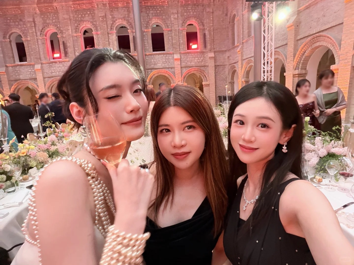 Hôn lễ xa hoa của thiếu gia và nàng Hôn lễ xa hoa của thiếu gia và nàng