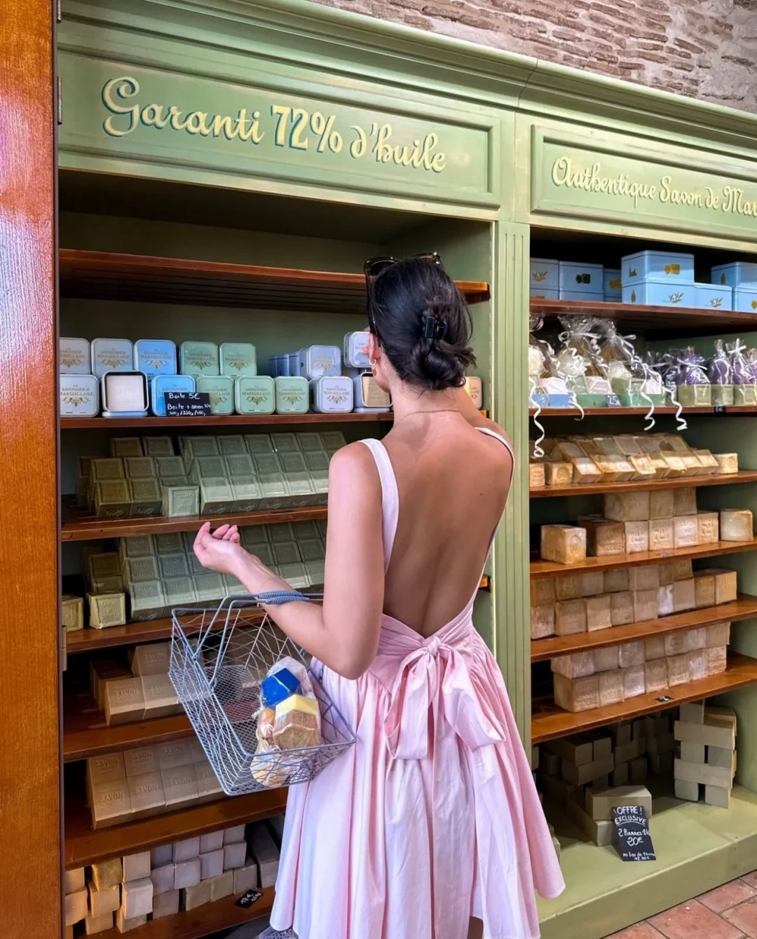Gallery - Không cần logo hay trang sức đắt tiền, kiểu váy này vẫn toát lên tinh thần quiet luxury đầy cuốn hút - image 10