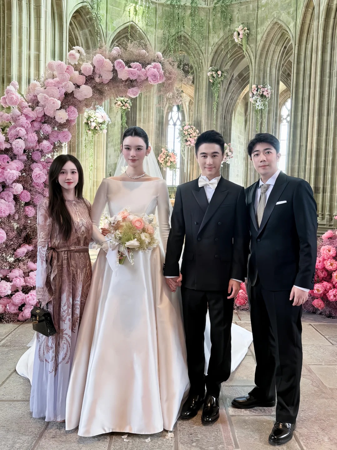 Hôn lễ xa hoa của thiếu gia và nàng Hôn lễ xa hoa của thiếu gia và nàng