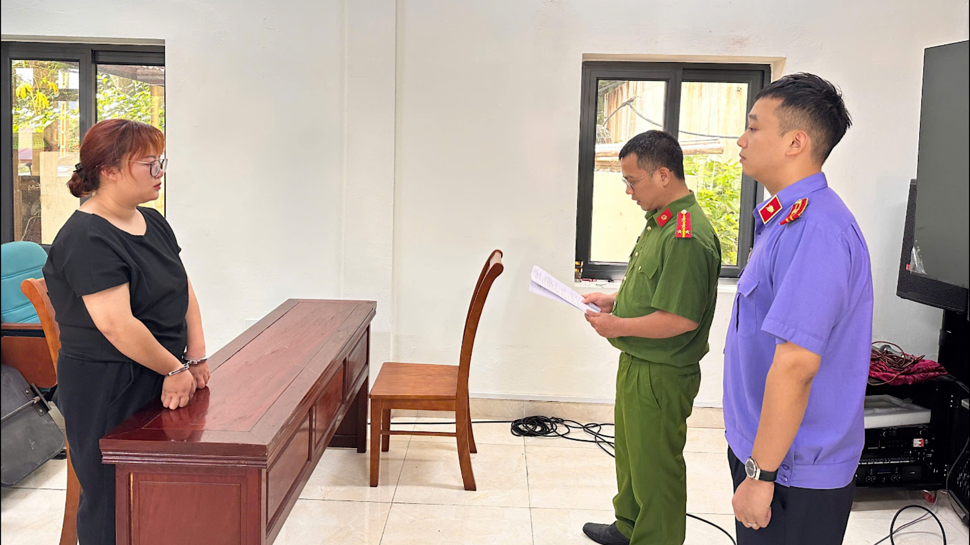 Bắt tạm giam L&ecirc; Thu Ho&agrave;i - kẻ cầm dao ch&eacute;m người trong qu&aacute;n tr&agrave; sữa- Ảnh 2.
