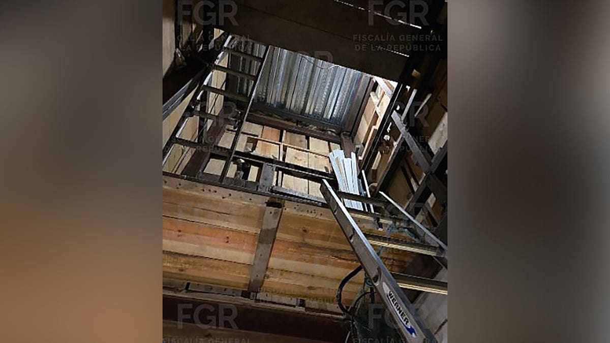 Ph&aacute;t hiện đường hầm bu&ocirc;n lậu xuy&ecirc;n bi&ecirc;n giới d&agrave;i 265m từ Mexico sang Mỹ, ngụy trang tinh vi dưới nh&agrave; d&acirc;n- Ảnh 2.