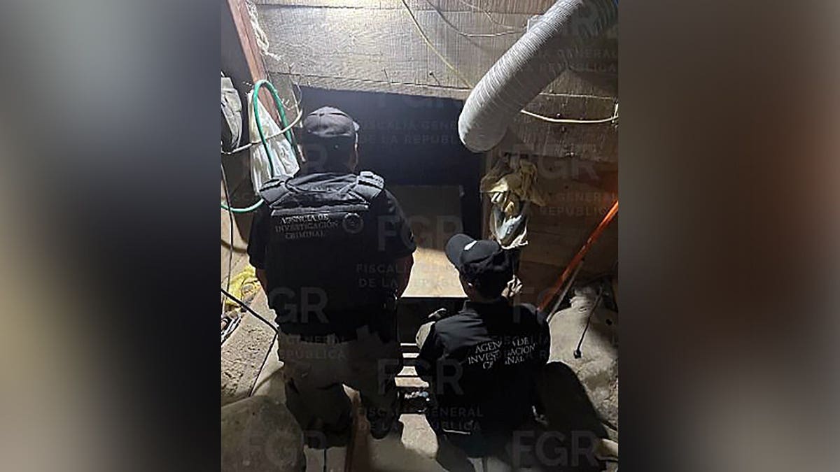 Ph&aacute;t hiện đường hầm bu&ocirc;n lậu xuy&ecirc;n bi&ecirc;n giới d&agrave;i 265m từ Mexico sang Mỹ, ngụy trang tinh vi dưới nh&agrave; d&acirc;n- Ảnh 1.