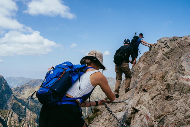C&aacute;ch người c&oacute; tiền giải quyết nỗi c&ocirc; đơn: Thu&ecirc; người c&ugrave;ng đi ăn lẩu, leo n&uacute;i, tập gym,... kh&ocirc;ng lo bị b&ugrave;ng k&egrave;o- Ảnh 1.