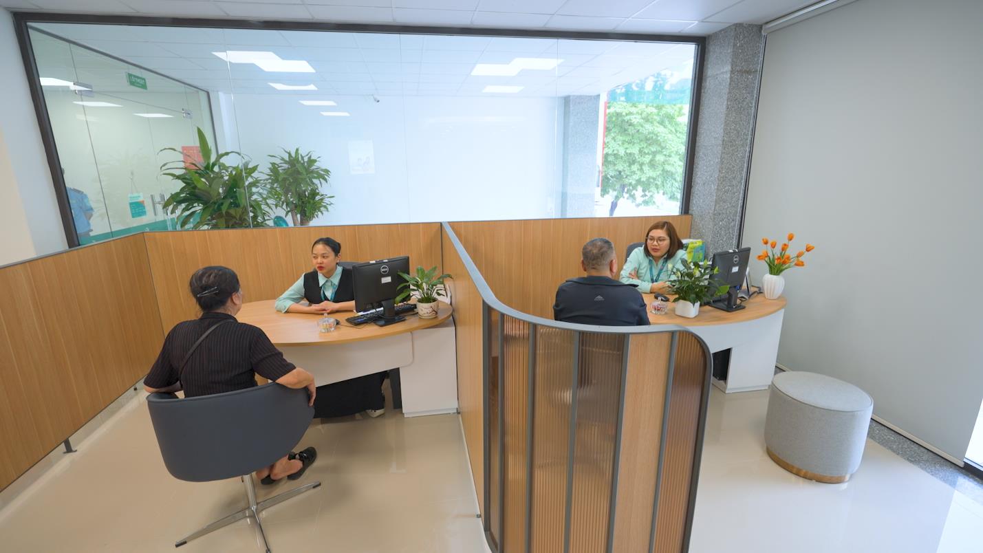 Từ Việt Nam tới Quốc tế: Quầy giao dịch đứng ng&agrave;y c&agrave;ng được ưa chuộng - Ảnh 3.
