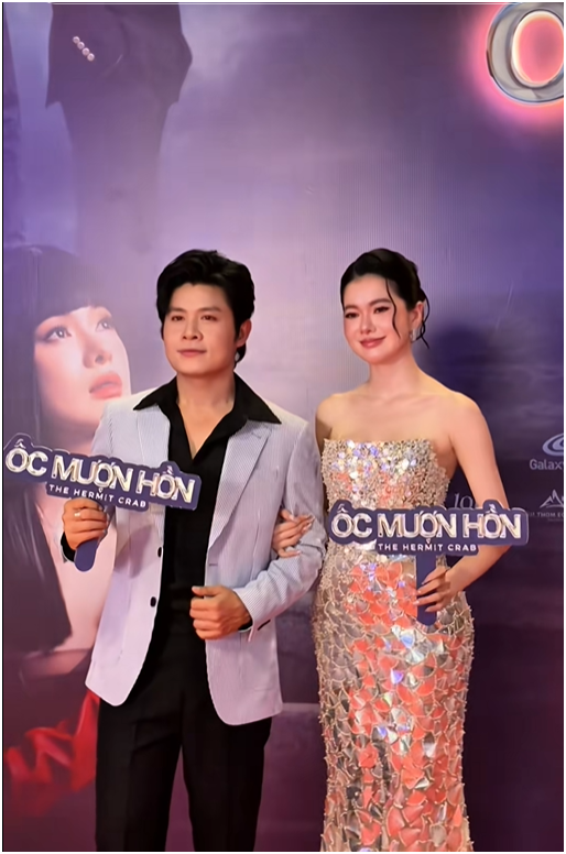Y&ecirc;n Đan lộ ảnh nắm tay t&igrave;nh tứ với bố đơn th&acirc;n nổi tiếng showbiz, hơn nhau cả con gi&aacute;p - Ảnh 6.