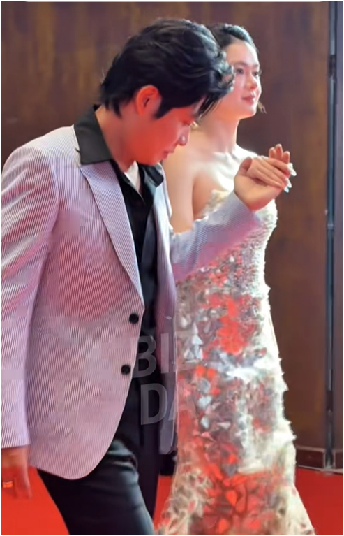 Y&ecirc;n Đan lộ ảnh nắm tay t&igrave;nh tứ với bố đơn th&acirc;n nổi tiếng showbiz, hơn nhau cả con gi&aacute;p - Ảnh 7.