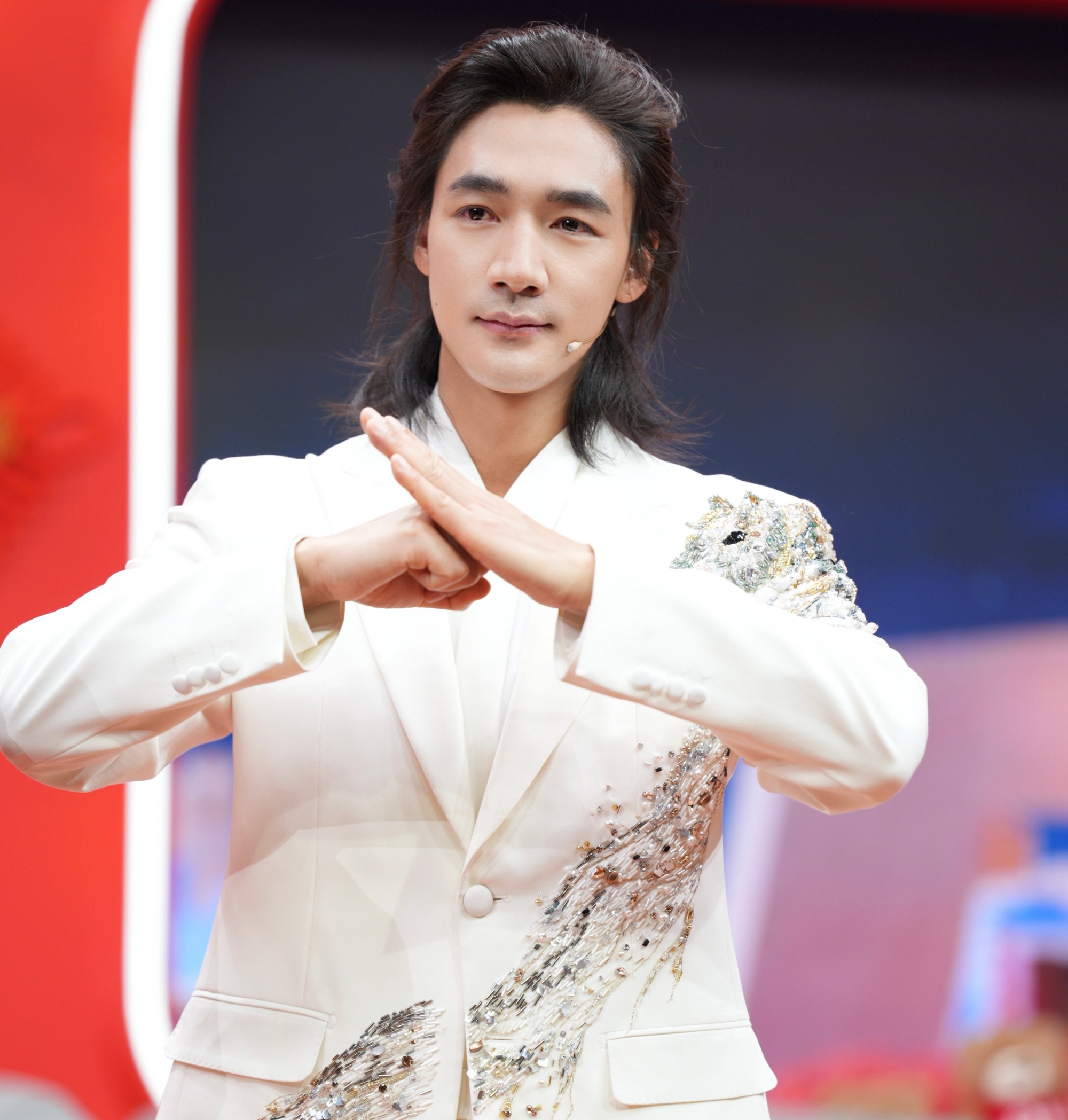 Showbiz c&oacute; đ&uacute;ng 1 người gi&agrave; trước tuổi lại được khen tới tấp: Visual sắc như dao cạo, đến sợi t&oacute;c cũng đẹp qu&ecirc;n sầu- Ảnh 6.