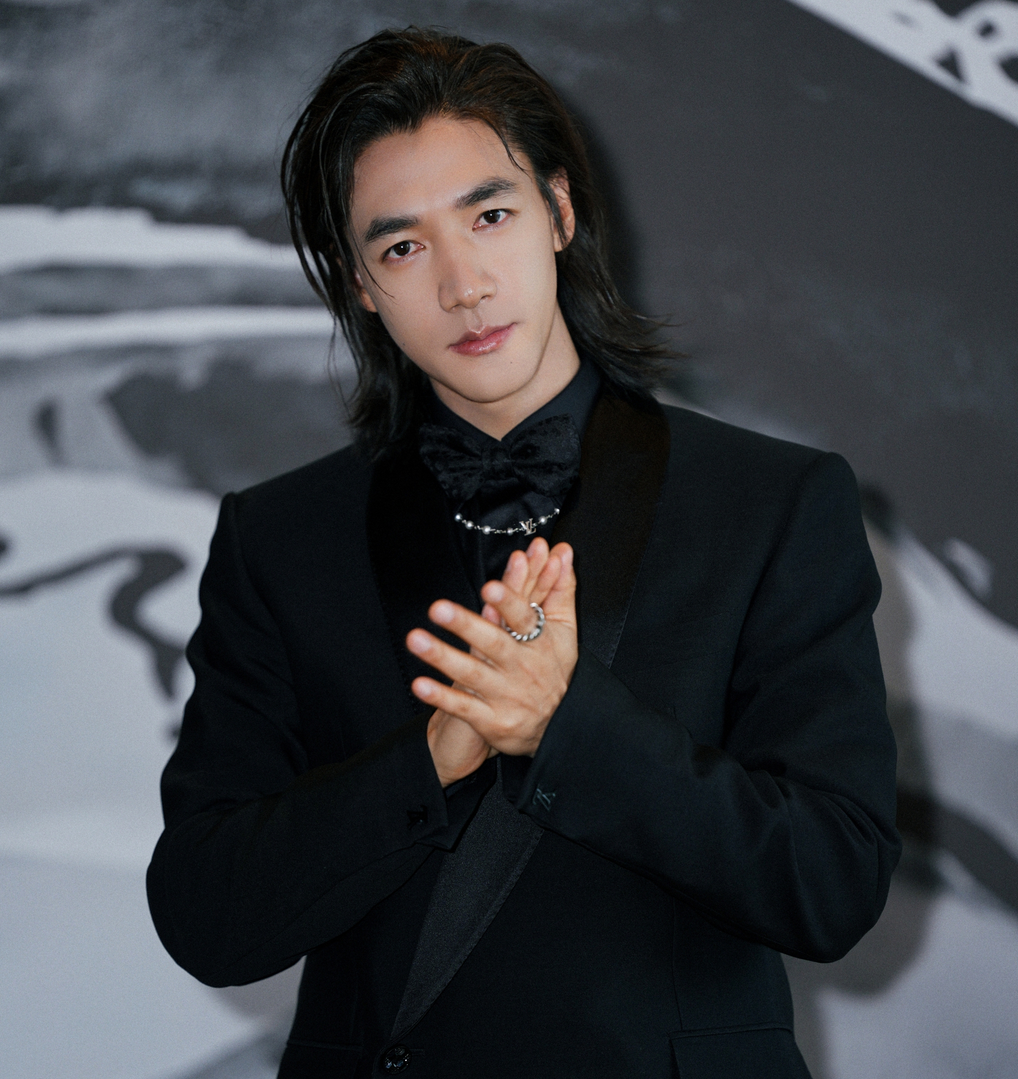 Showbiz c&oacute; đ&uacute;ng 1 người gi&agrave; trước tuổi lại được khen tới tấp: Visual sắc như dao cạo, đến sợi t&oacute;c cũng đẹp qu&ecirc;n sầu- Ảnh 4.