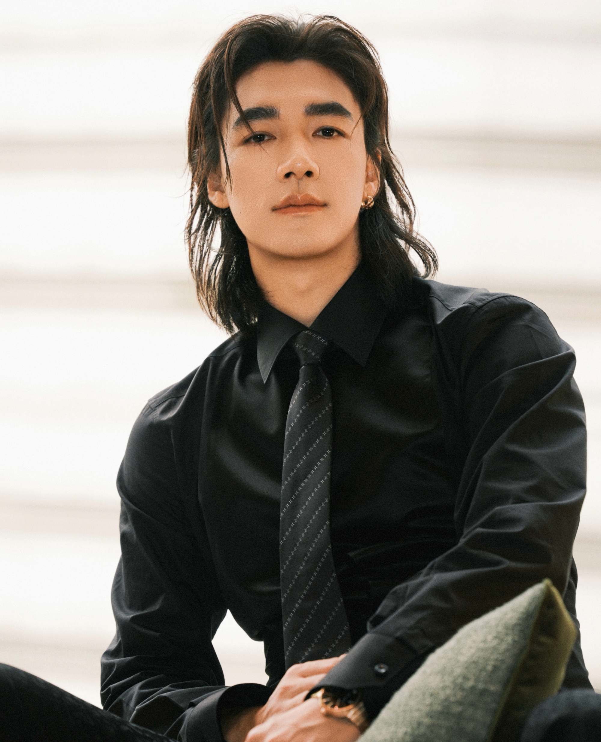Showbiz c&oacute; đ&uacute;ng 1 người gi&agrave; trước tuổi lại được khen tới tấp: Visual sắc như dao cạo, đến sợi t&oacute;c cũng đẹp qu&ecirc;n sầu- Ảnh 3.