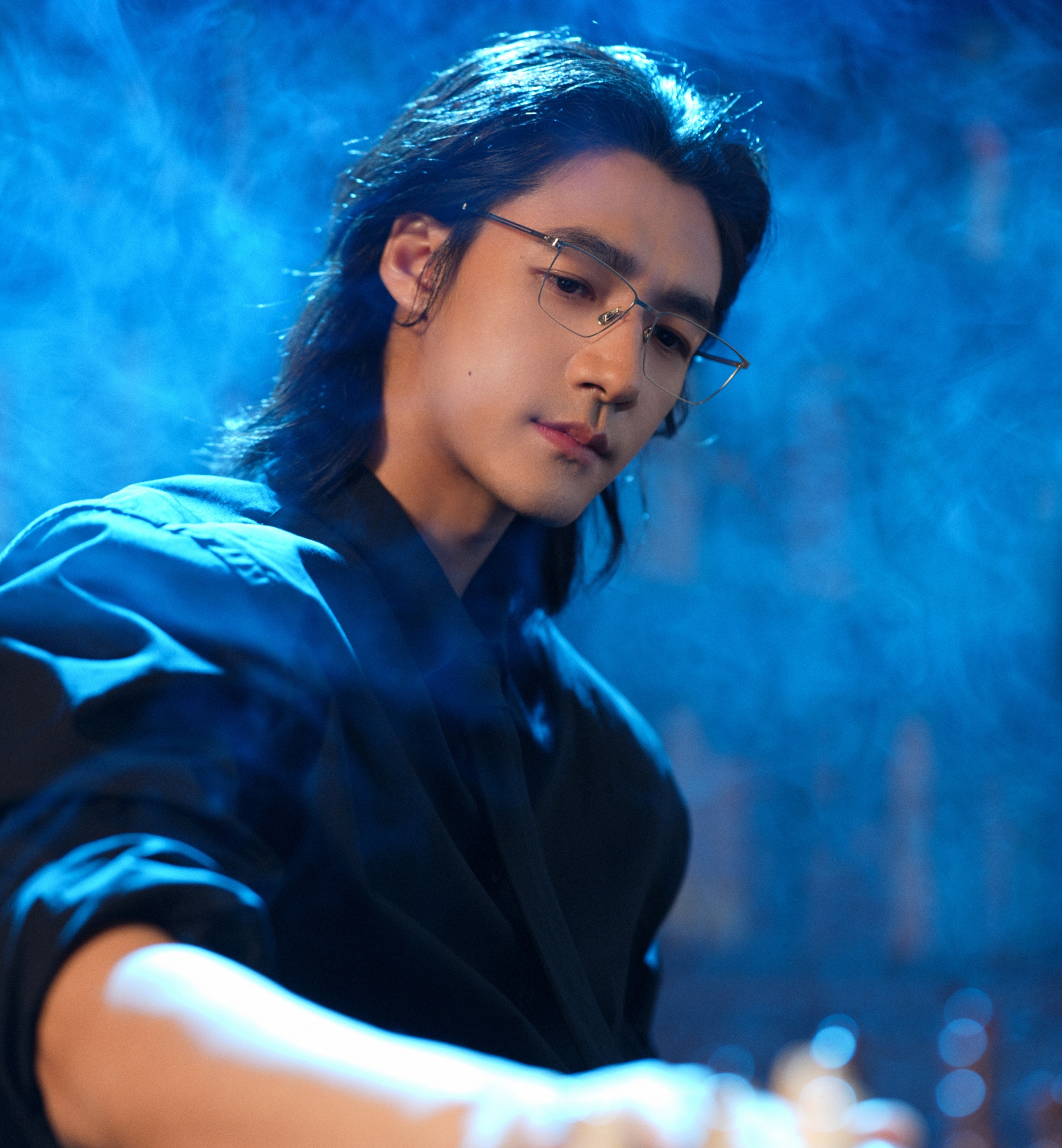 Showbiz c&oacute; đ&uacute;ng 1 người gi&agrave; trước tuổi lại được khen tới tấp: Visual sắc như dao cạo, đến sợi t&oacute;c cũng đẹp qu&ecirc;n sầu- Ảnh 5.