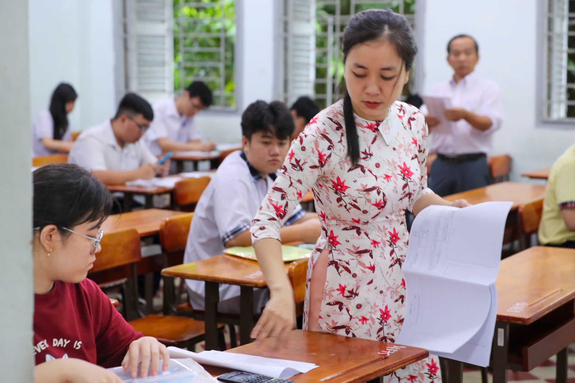 H&igrave;nh ảnh th&iacute; sinh lớp 10 thi m&ocirc;n to&aacute;n: Hồi hộp chờ đề thi  - Ảnh 2.