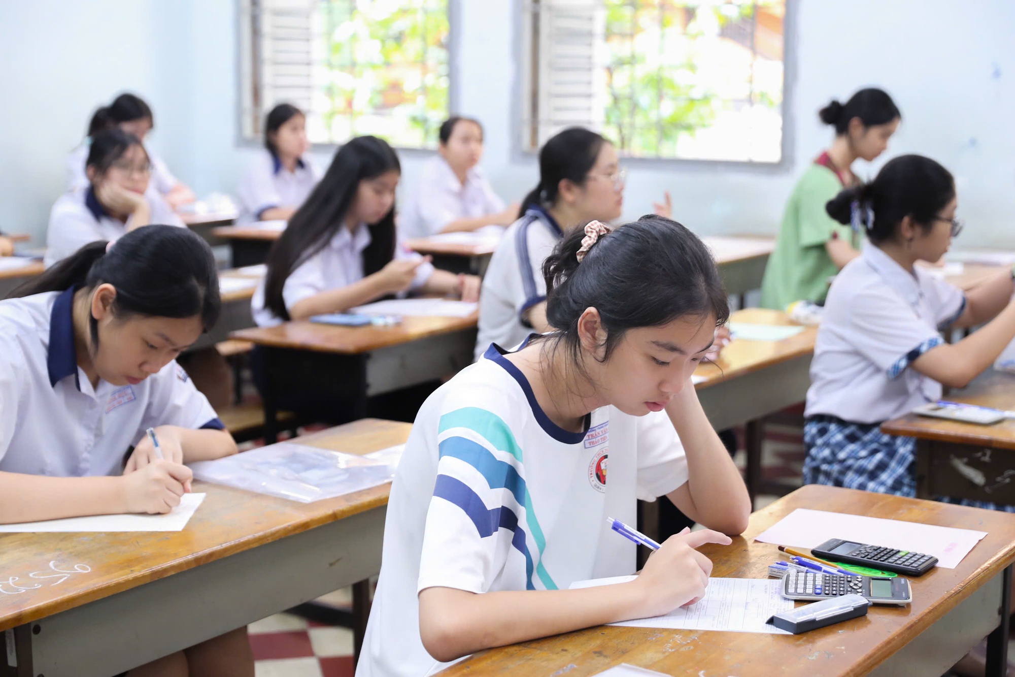 H&igrave;nh ảnh th&iacute; sinh lớp 10 thi m&ocirc;n to&aacute;n: Hồi hộp chờ đề thi  - Ảnh 1.