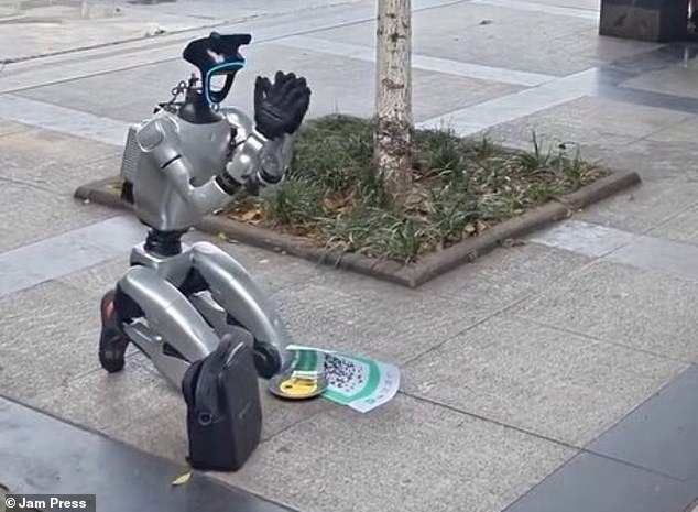 Trung Quốc: Robot quỳ giữa phố xin tiền sạc pin- Ảnh 1. Trung Quốc: Robot quỳ giữa phố xin tiền sạc pin- Ảnh 1.
