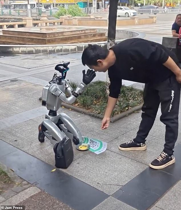Trung Quốc: Robot quỳ giữa phố xin tiền sạc pin- Ảnh 3. Trung Quốc: Robot quỳ giữa phố xin tiền sạc pin- Ảnh 3.