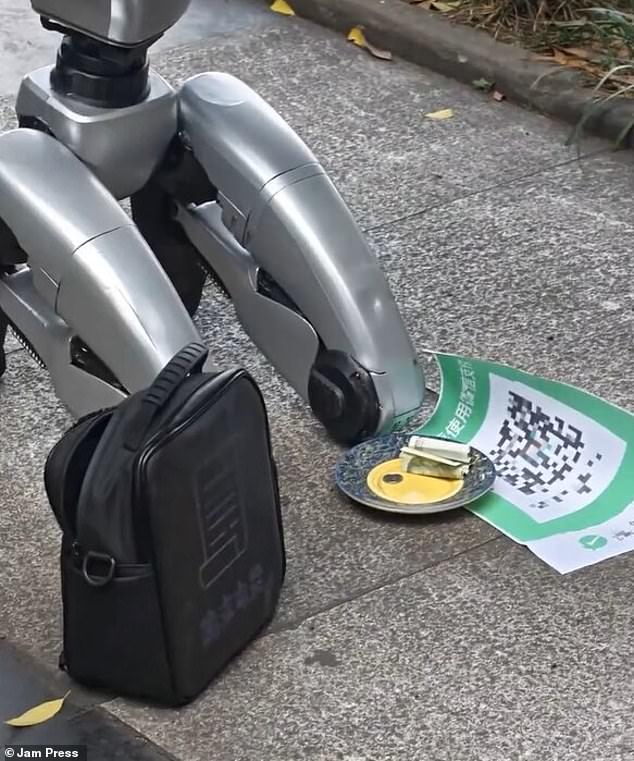 Trung Quốc: Robot quỳ giữa phố xin tiền sạc pin- Ảnh 2. Trung Quốc: Robot quỳ giữa phố xin tiền sạc pin- Ảnh 2.