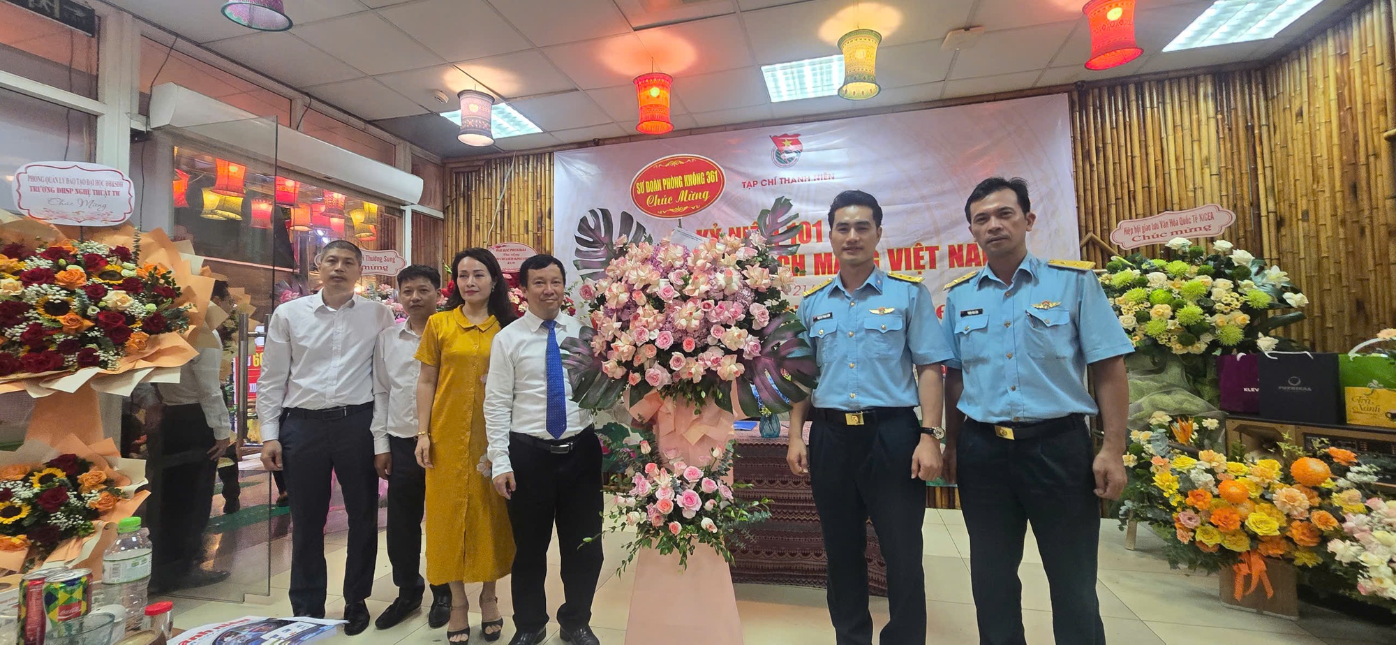Tạp ch&iacute; Thanh ni&ecirc;n kỷ niệm 101 năm Ng&agrave;y b&aacute;o ch&iacute; c&aacute;ch mạng Việt Nam v&agrave; k&yacute; kết hợp t&aacute;c với Đại học Phenikaa - Ảnh 15.
