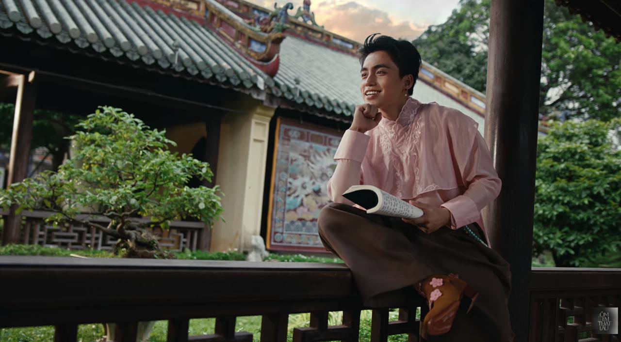 Sơn T&ugrave;ng M-TP vừa lăng x&ecirc; du lịch Tr&agrave;ng An, em trai MONO lập tức mang Ngọ M&ocirc;n Huế v&agrave;o MV ho&agrave;nh tr&aacute;ng - Ảnh 5.