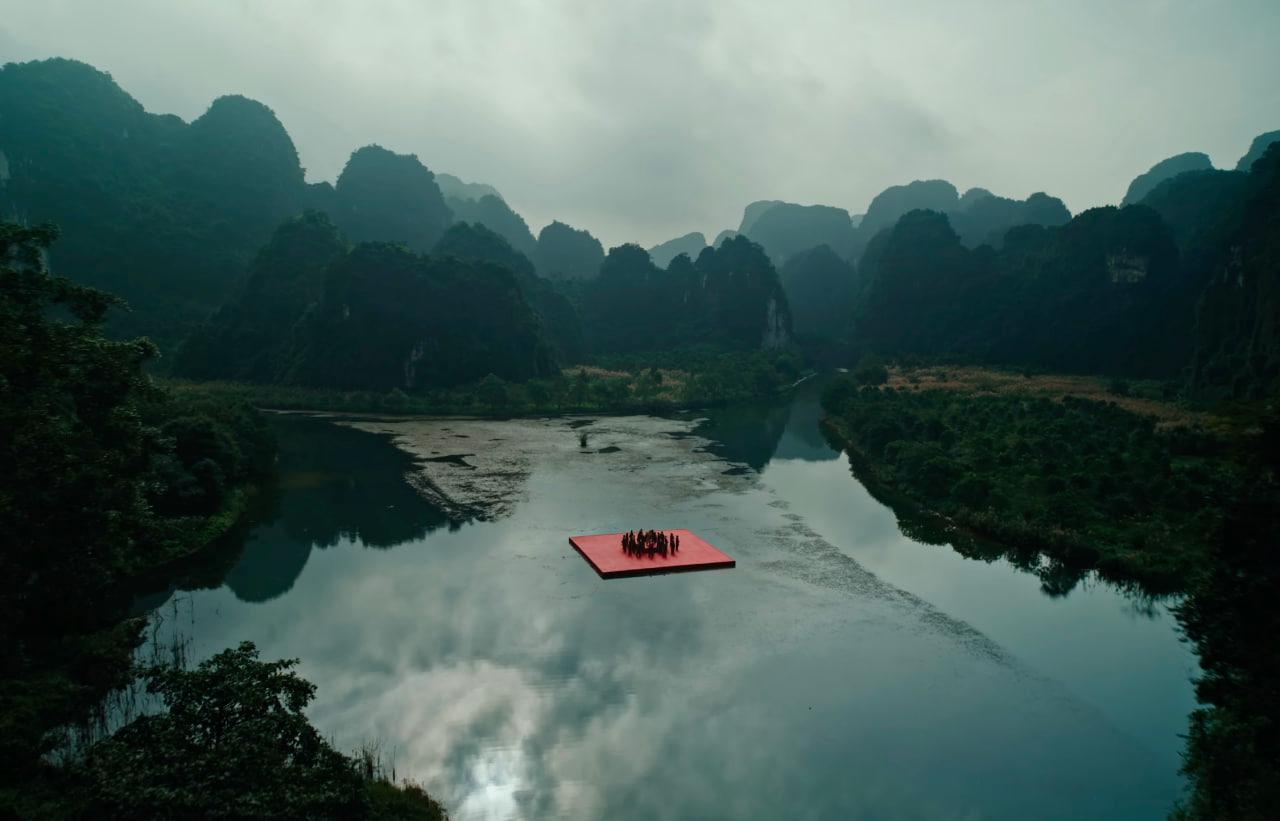 Sơn T&ugrave;ng M-TP vừa lăng x&ecirc; du lịch Tr&agrave;ng An, em trai MONO lập tức mang Ngọ M&ocirc;n Huế v&agrave;o MV ho&agrave;nh tr&aacute;ng - Ảnh 12.