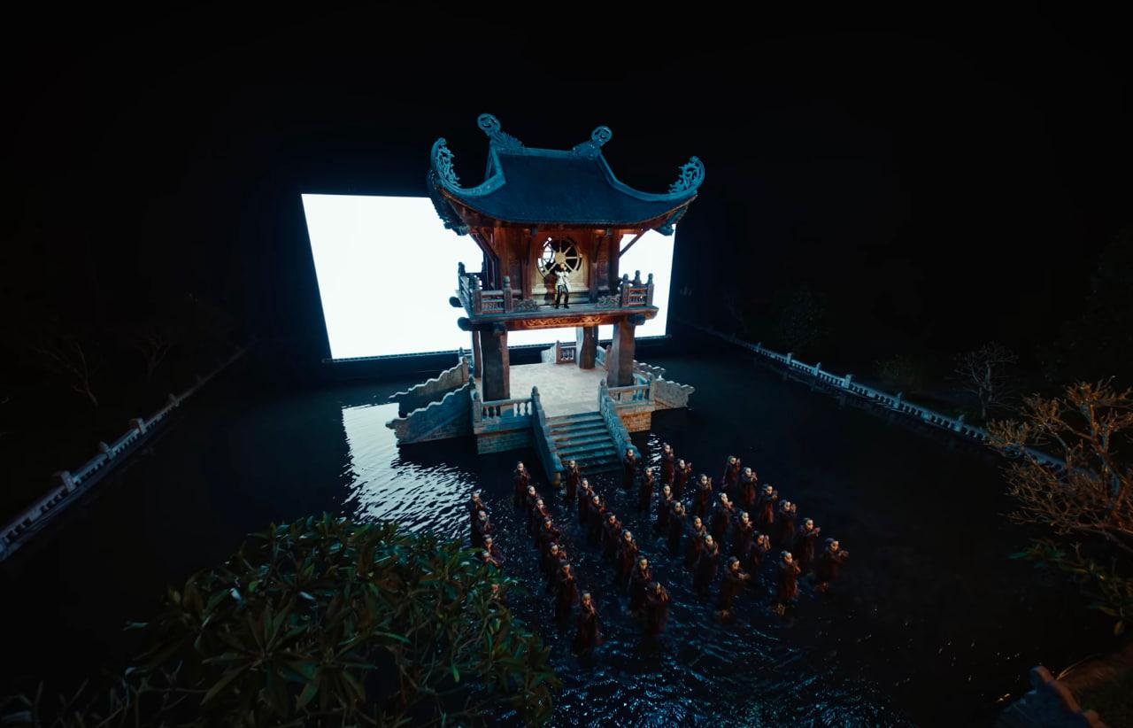 Sơn T&ugrave;ng M-TP vừa lăng x&ecirc; du lịch Tr&agrave;ng An, em trai MONO lập tức mang Ngọ M&ocirc;n Huế v&agrave;o MV ho&agrave;nh tr&aacute;ng - Ảnh 15.