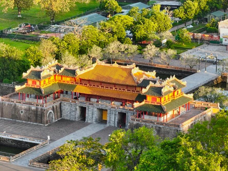 Sơn T&ugrave;ng M-TP vừa lăng x&ecirc; du lịch Tr&agrave;ng An, em trai MONO lập tức mang Ngọ M&ocirc;n Huế v&agrave;o MV ho&agrave;nh tr&aacute;ng - Ảnh 8.