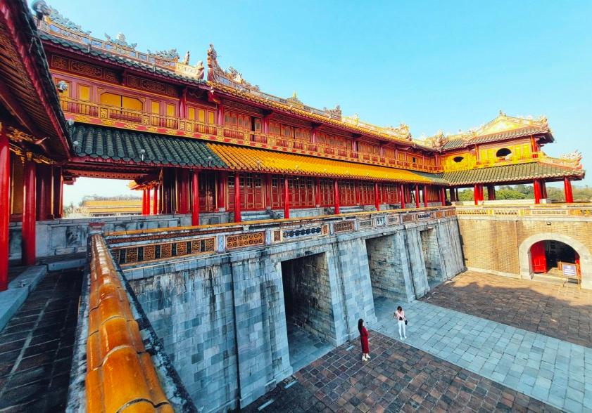 Sơn T&ugrave;ng M-TP vừa lăng x&ecirc; du lịch Tr&agrave;ng An, em trai MONO lập tức mang Ngọ M&ocirc;n Huế v&agrave;o MV ho&agrave;nh tr&aacute;ng - Ảnh 9.