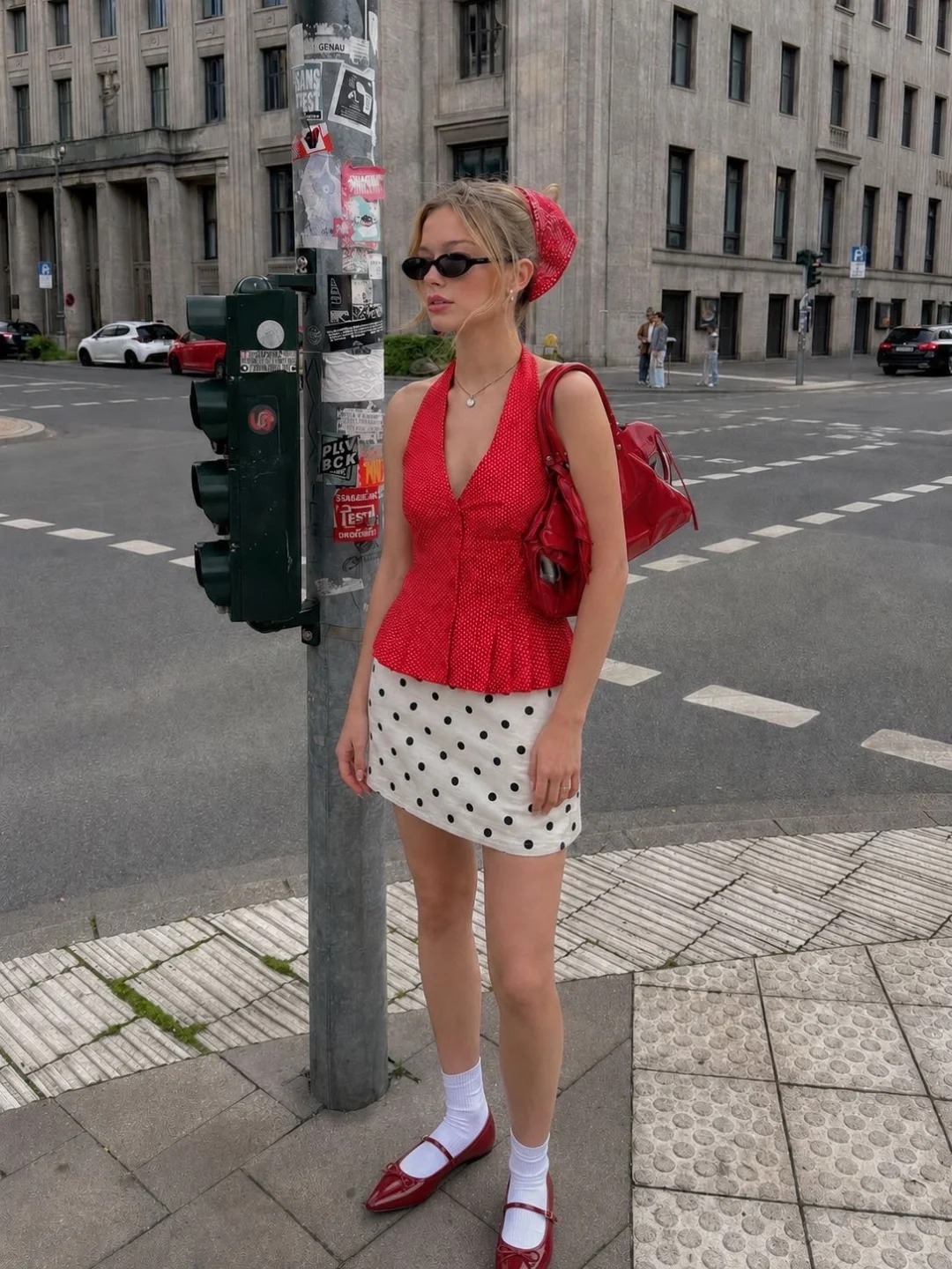 Chiếc &aacute;o đỏ khiến mọi bức ảnh m&ugrave;a h&egrave; tr&ocirc;ng như được chụp ở Paris - Ảnh 3.