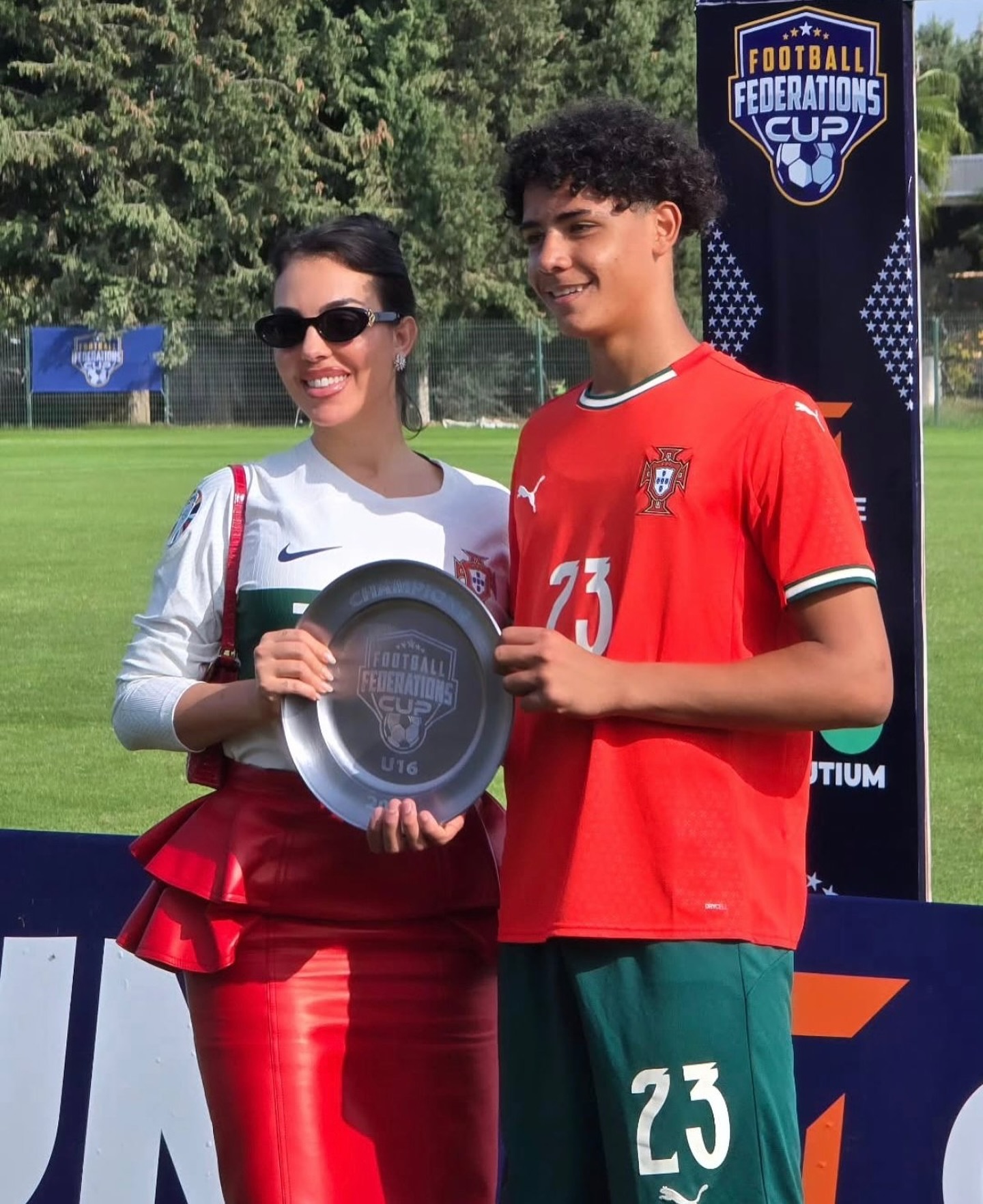 S&oacute;ng gi&oacute; bủa v&acirc;y Ronaldo ở World Cup, ở nh&agrave; Georgina lại &acirc;m thầm l&agrave;m một điều đặc biệt cho con trai ri&ecirc;ng của chồng- Ảnh 4.