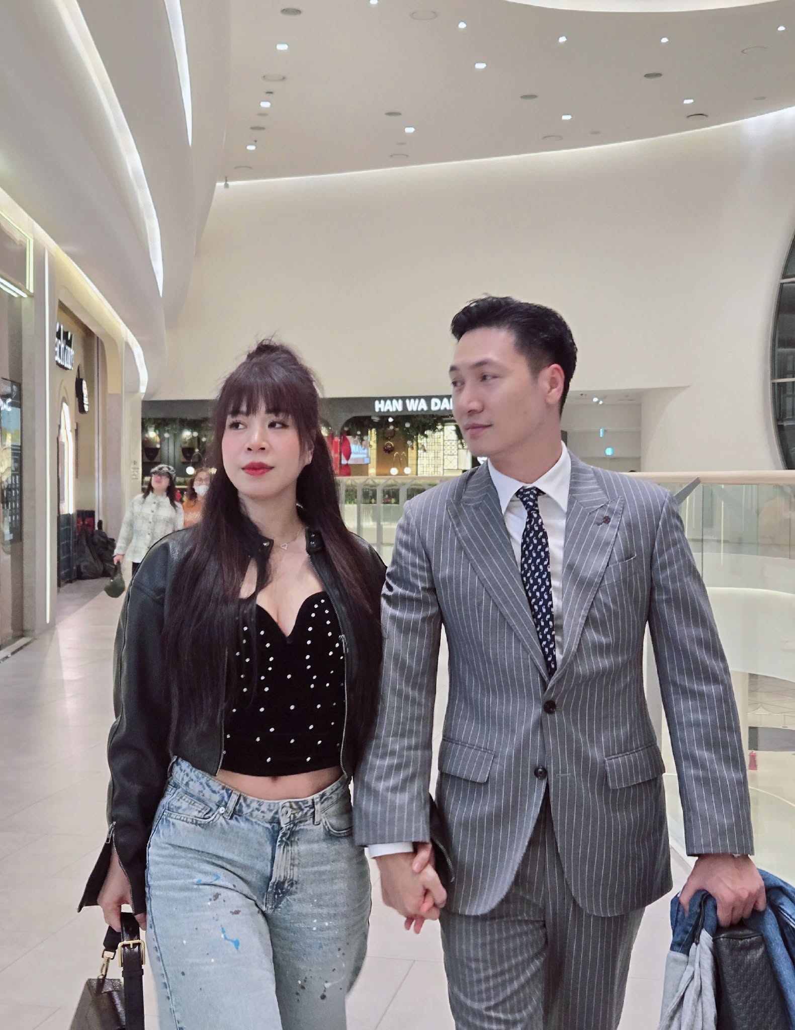 Nam diễn vi&ecirc;n gi&agrave;u nhất miền Bắc: Vợ l&agrave; "thanh mai tr&uacute;c m&atilde;", x&acirc;y biệt thự xa xỉ như kh&aacute;ch sạn 5 sao- Ảnh 7.