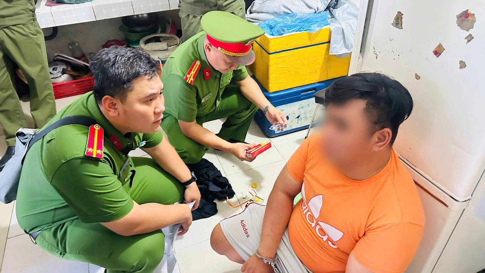 Huy động gần 120 cán bộ chiến sĩ đồng loạt điểm tra 5 tòa chung cư lúc 4h30 sáng- Ảnh 1. Huy động gần 120 cán bộ chiến sĩ đồng loạt điểm tra 5 tòa chung cư lúc 4h30 sáng- Ảnh 1.