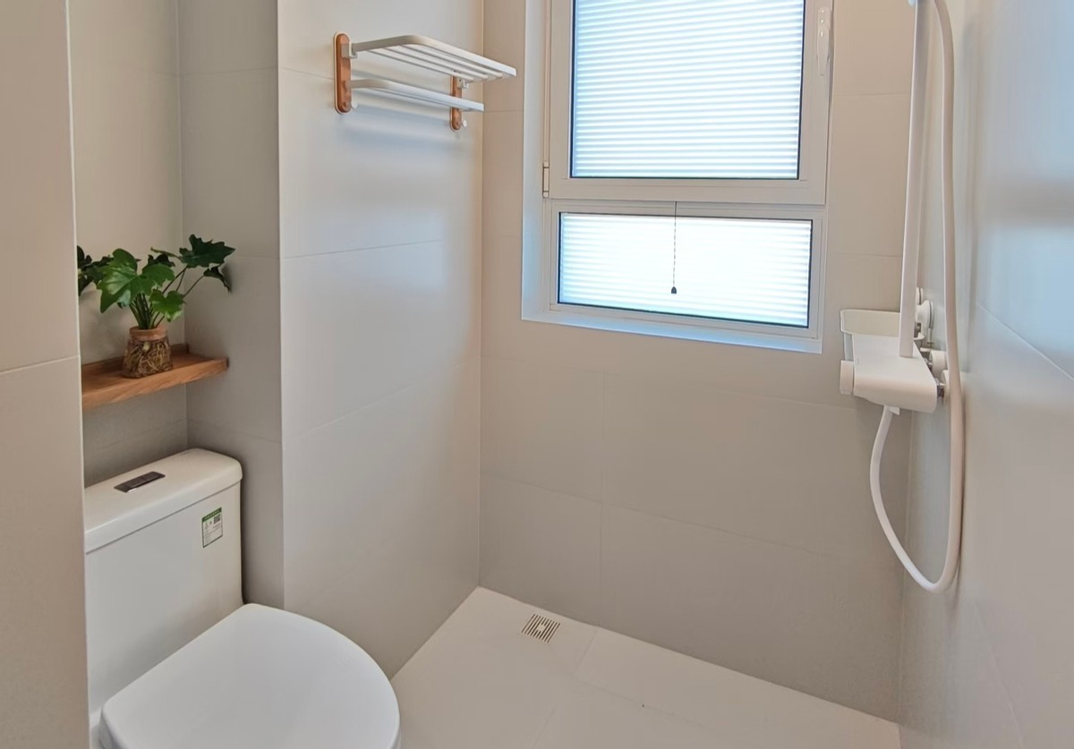 Cửa k&iacute;nh ph&ograve;ng tắm đang dần lỗi thời? 3 giải ph&aacute;p được nhiều gia chủ trẻ lựa chọn v&igrave; đẹp hơn, dễ vệ sinh hơn - Ảnh 4.