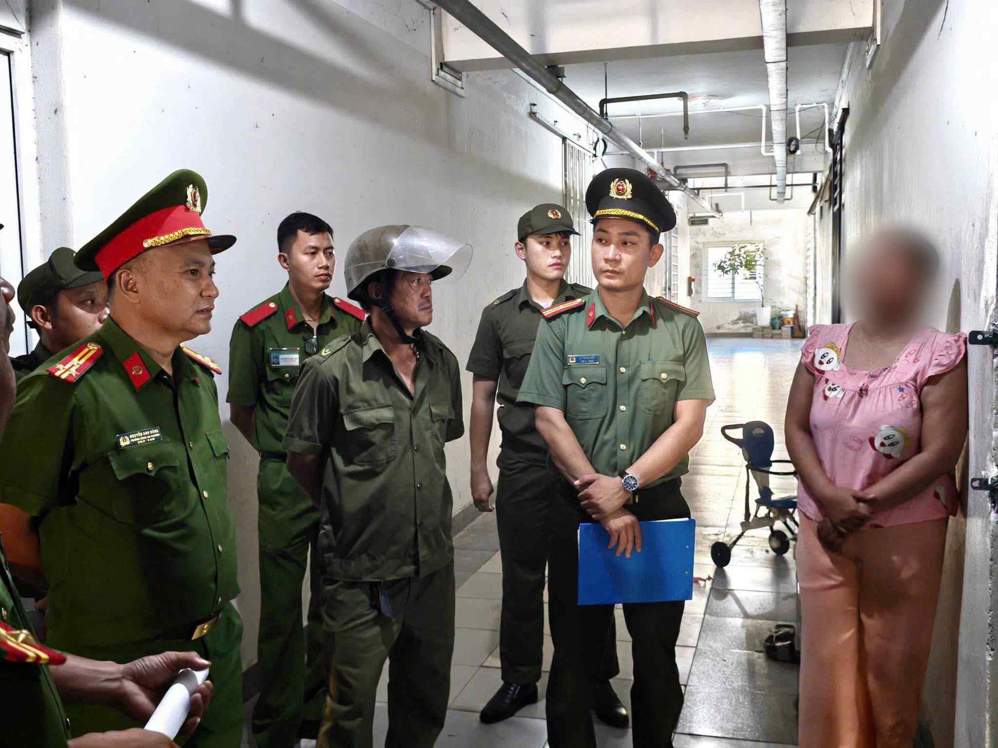 Huy động gần 120 cán bộ chiến sĩ đồng loạt điểm tra 5 tòa chung cư lúc 4h30 sáng- Ảnh 2. Huy động gần 120 cán bộ chiến sĩ đồng loạt điểm tra 5 tòa chung cư lúc 4h30 sáng- Ảnh 2.
