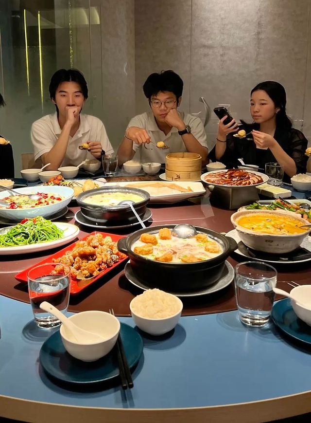 &ldquo;Luật ngầm&rdquo; khi chia bill c&ugrave;ng đồng nghiệp- Ảnh 3.