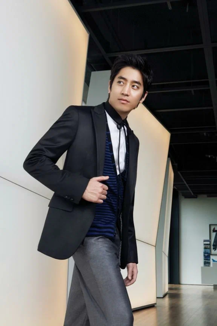 T&igrave;nh trạng xuống cấp của &ldquo;anh sếp showbiz&rdquo; sau khi y&ecirc;u n&agrave;ng thơ k&eacute;m tuổi, c&ograve;n đ&acirc;u h&igrave;nh tượng được h&agrave;ng triệu c&ocirc; g&aacute;i m&ecirc; mẩn?- Ảnh 4.