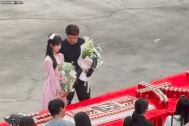 Đ&aacute;m đ&ocirc;ng mất kiểm so&aacute;t v&igrave; cặp đ&ocirc;i ng&ocirc;n t&igrave;nh bế nhau trước cả ng&agrave;n người: Trai kh&iacute; chất g&aacute;i y&ecirc;u kiều, nh&igrave;n chỉ muốn ngất- Ảnh 2.