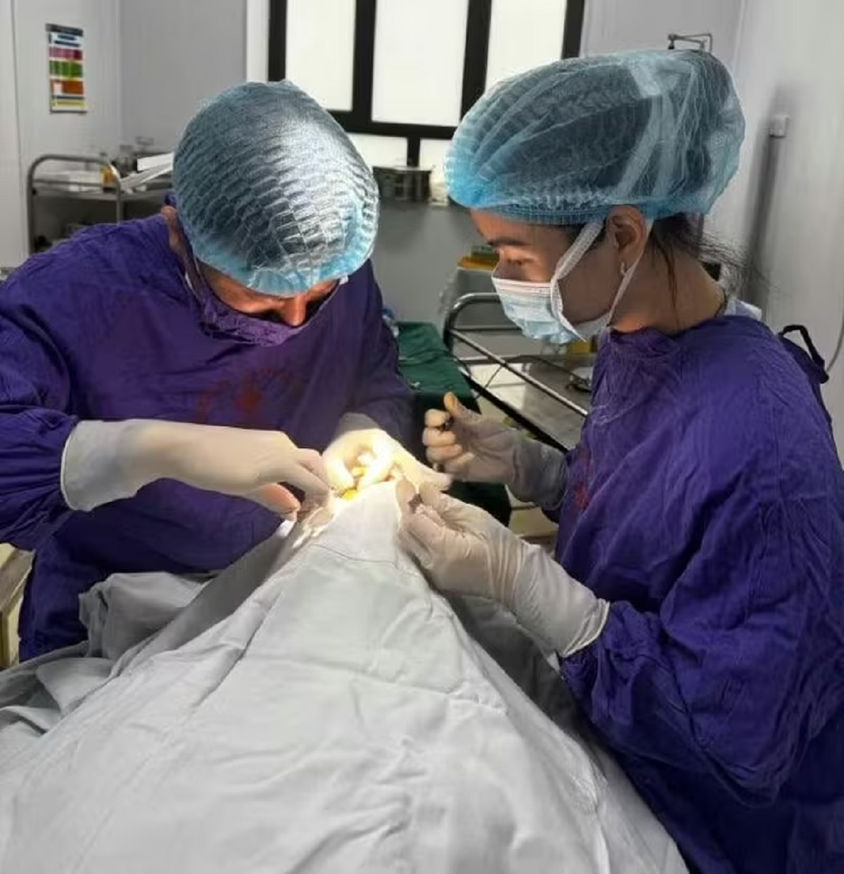Người đ&agrave;n &ocirc;ng "sốc" khi dập nh&atilde;n cầu, rơi thủy tinh thể v&igrave; c&uacute; đập cầu l&ocirc;ng- Ảnh 1.
