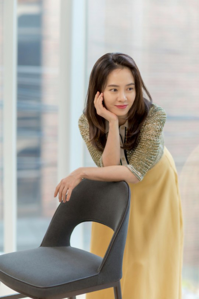 Song Ji Hyo phải đi b&aacute;n đồ l&oacute;t kiếm sống?- Ảnh 5.