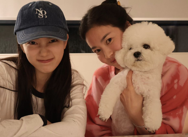 Lộ người tặng qu&agrave; xa xỉ cho Song Hye Kyo hậu ly h&ocirc;n Song Joong Ki, nhan sắc đỉnh tới mức được phong thần- Ảnh 5.