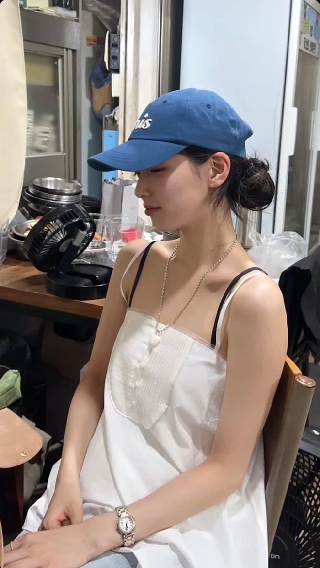 Lộ người tặng qu&agrave; xa xỉ cho Song Hye Kyo hậu ly h&ocirc;n Song Joong Ki, nhan sắc đỉnh tới mức được phong thần- Ảnh 4.