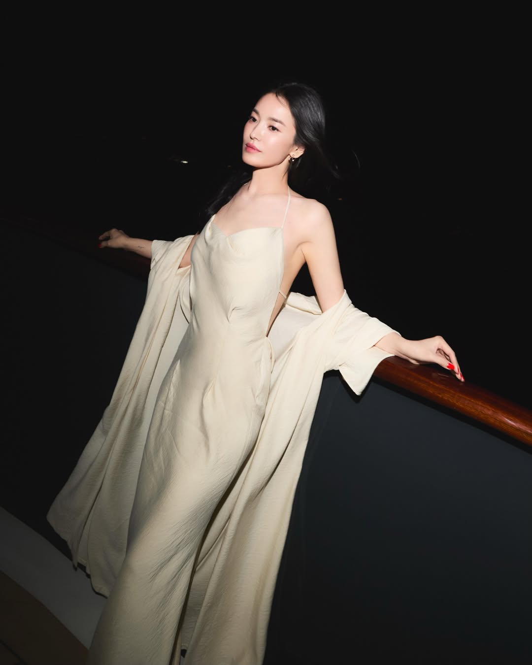 Song Hye Kyo lả lơi khoe lưng trần sexy hết cỡ- Ảnh 4.