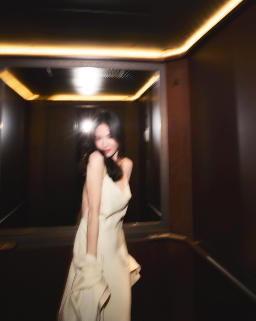 Song Hye Kyo lả lơi khoe lưng trần sexy hết cỡ- Ảnh 1.