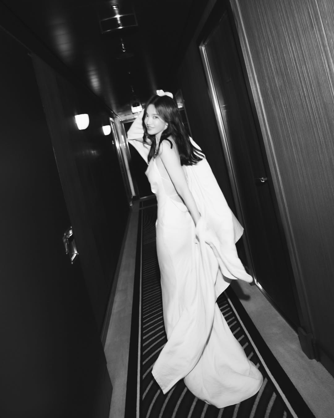 Song Hye Kyo lả lơi khoe lưng trần sexy hết cỡ- Ảnh 3.