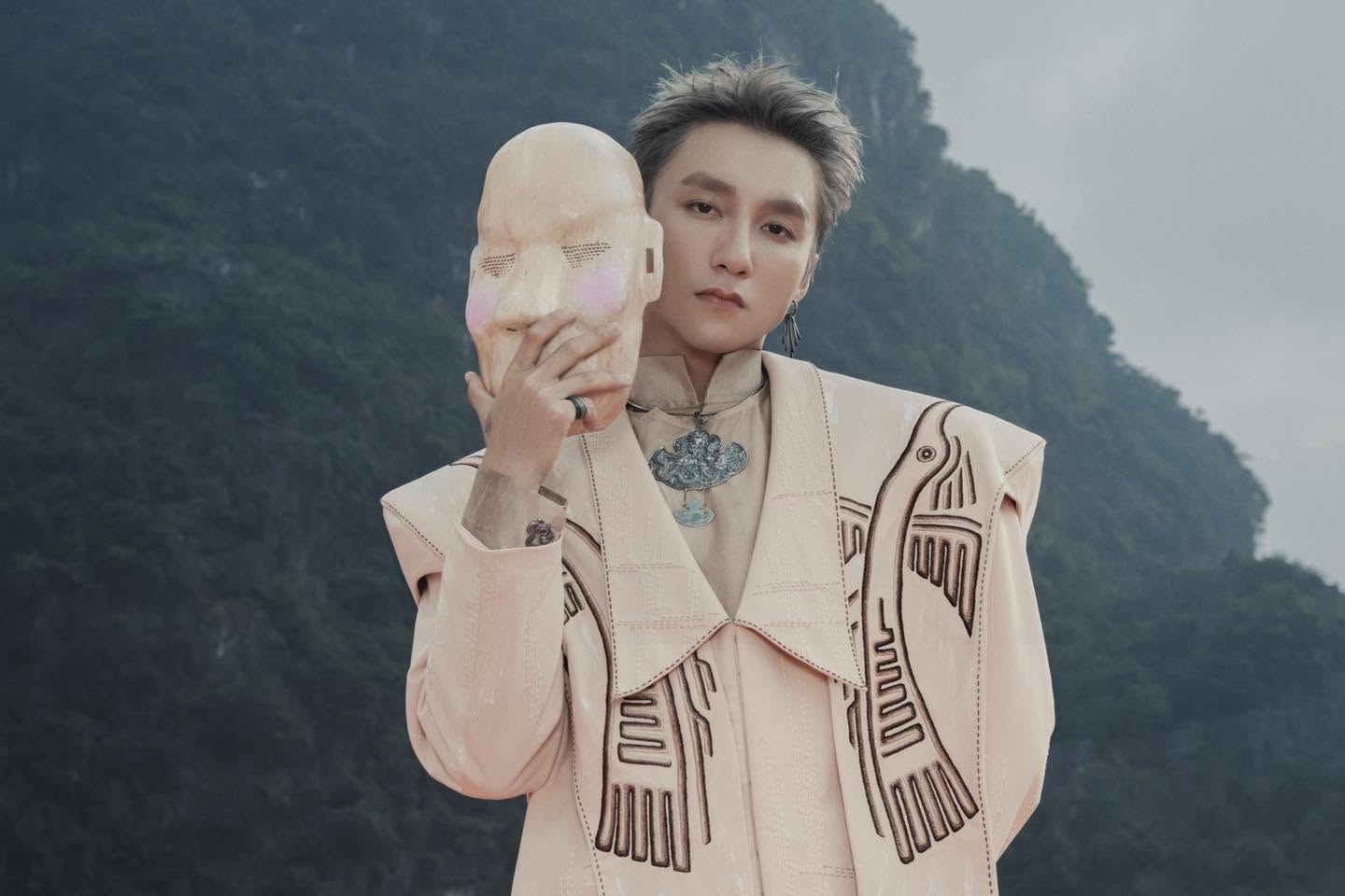 Sơn T&ugrave;ng M-TP vừa lăng x&ecirc; du lịch Tr&agrave;ng An, em trai MONO lập tức mang Ngọ M&ocirc;n Huế v&agrave;o MV ho&agrave;nh tr&aacute;ng - Ảnh 11.