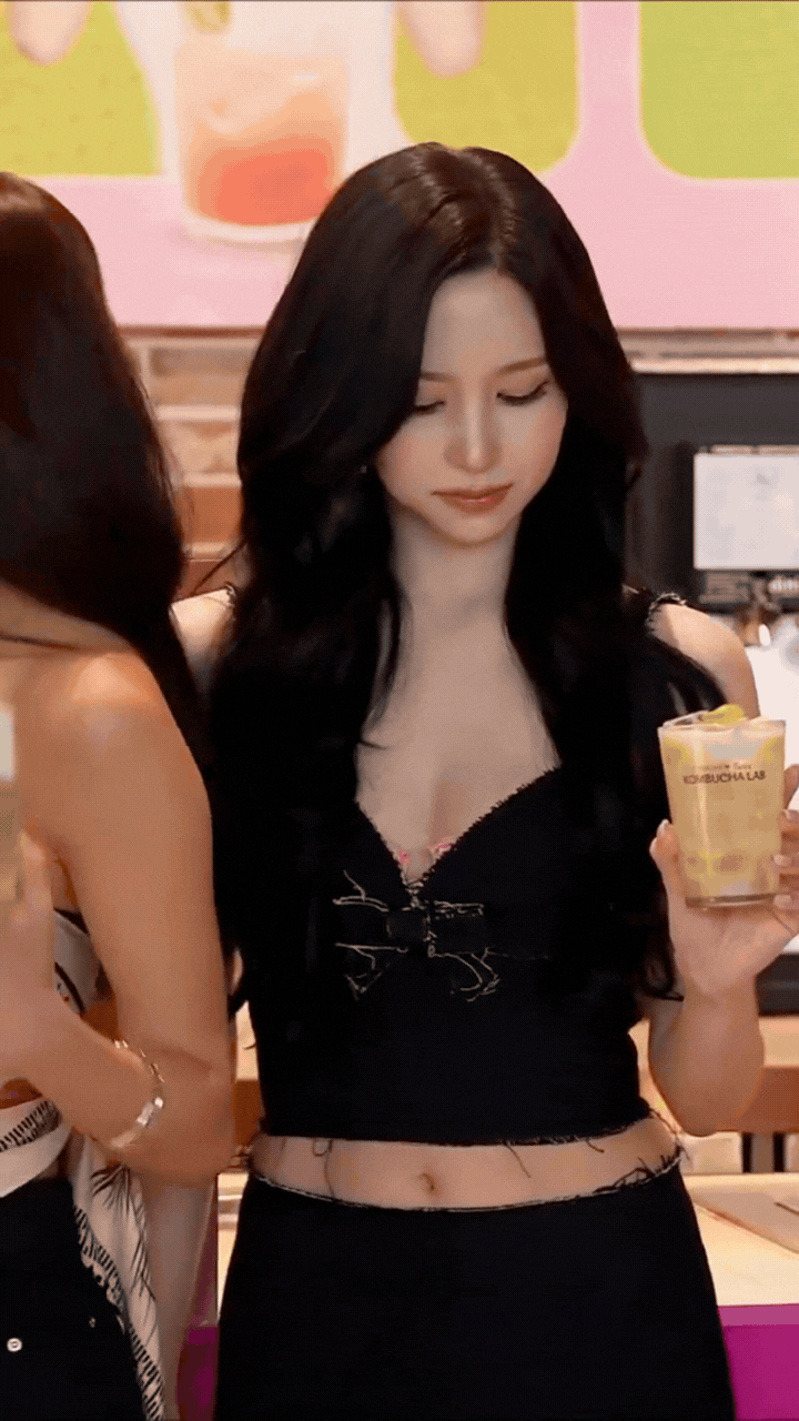 Mỹ nh&acirc;n được đề cử đẹp nhất thế giới khoe v&ograve;ng 1 kh&aacute;c lạ, tưởng tiểu thư k&iacute;n đ&aacute;o, ai ngờ lột x&aacute;c kh&oacute; tin- Ảnh 2.